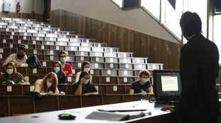 Bari, "che supergnocca": lezione a distanza e al prof resta il microfono aperto, finisce in disgrazia