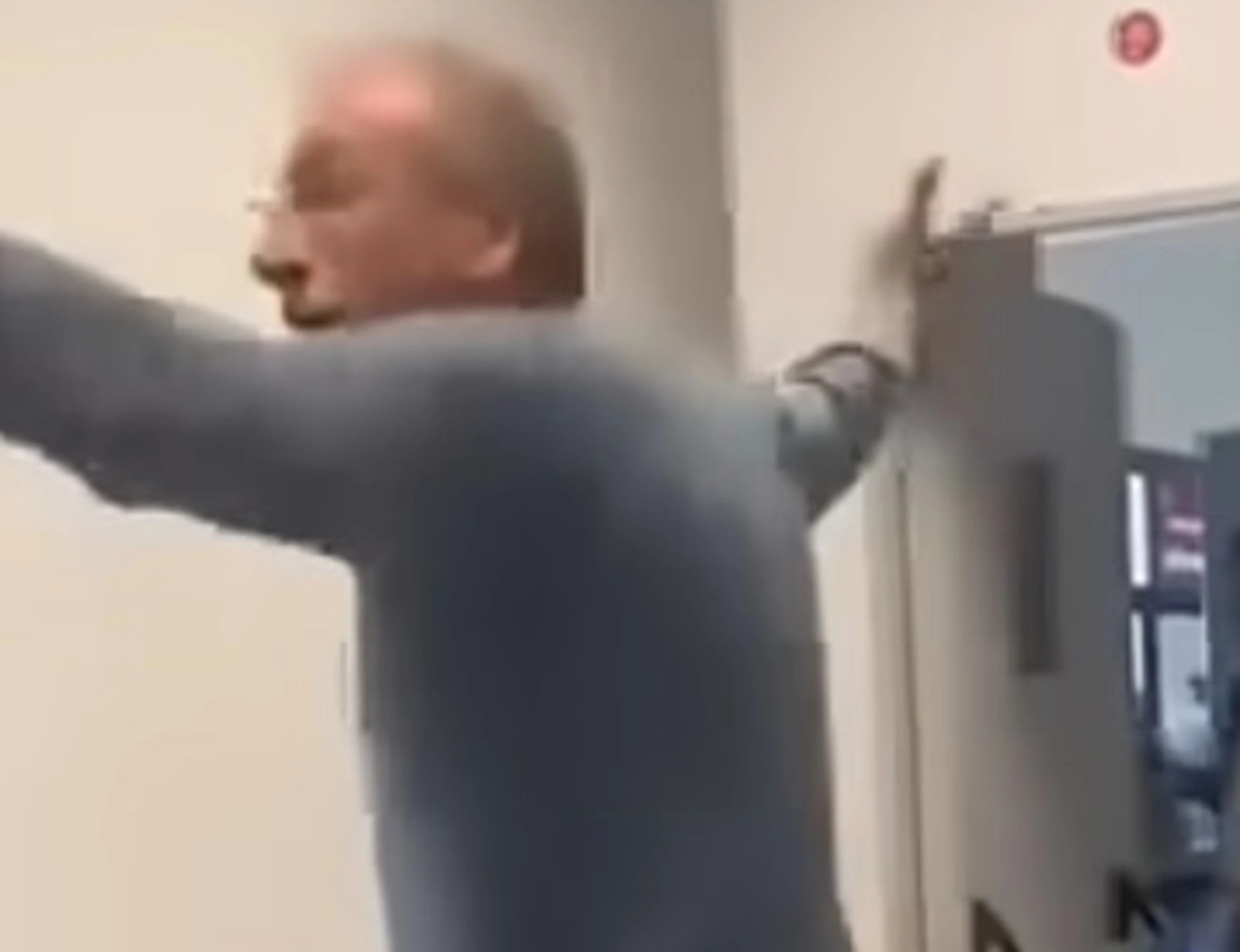 Salerno, l'ex grillino insulta un docente universitario: "Stai zitto, non rompere il cazz***"