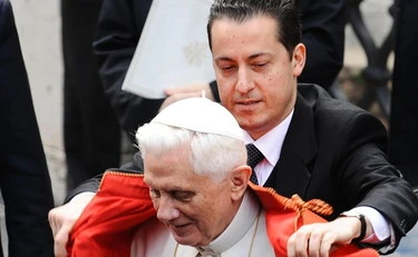 https://media.liberoquotidiano.it/Pzgl6X6NnBTyQ9EEDyGFncLbQMf8D-JBiW3k7VKQc9I/width:800/quality:90/aW1hZ2VzLzIwMjYvMDYvMDIvMTY0NjU5NjI1LTNmY2FiNjE0LTBiYjYtNGMxMC04MWMzLTM2MDE5Mjc5OWViZS5qcGc.webp