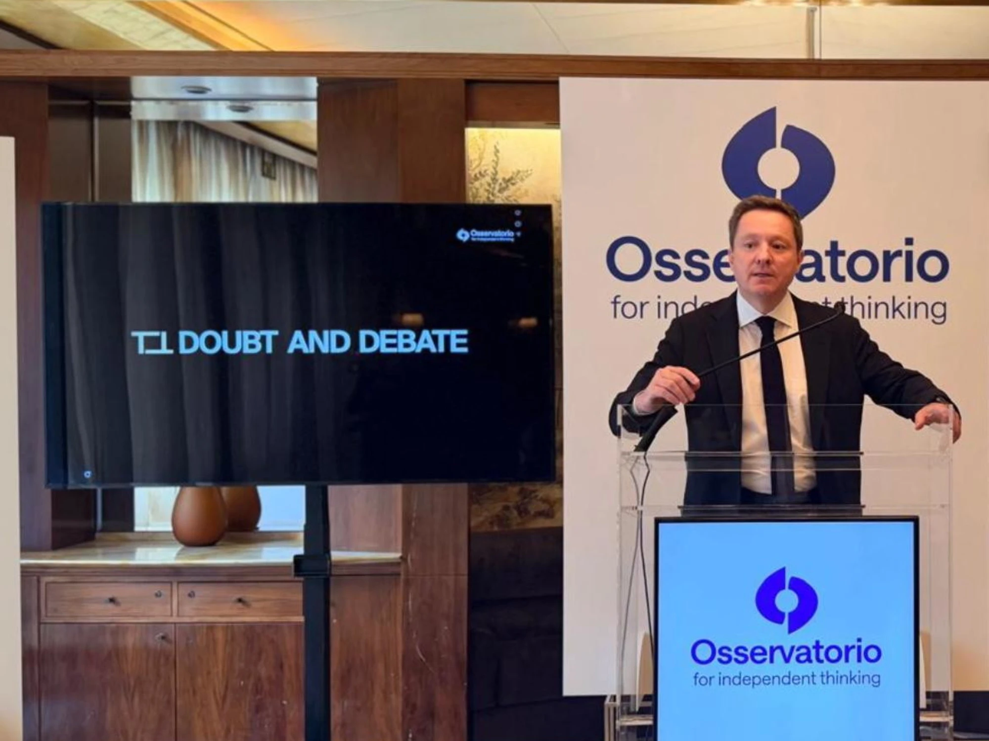 Ceccherini, 'al fianco degli insegnanti contro la propaganda'