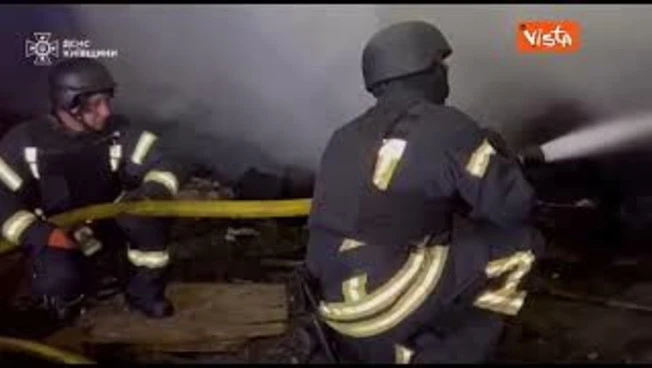 Nuovo attacco russo con droni e missili a Kiev. In fiamme edifici residenziali