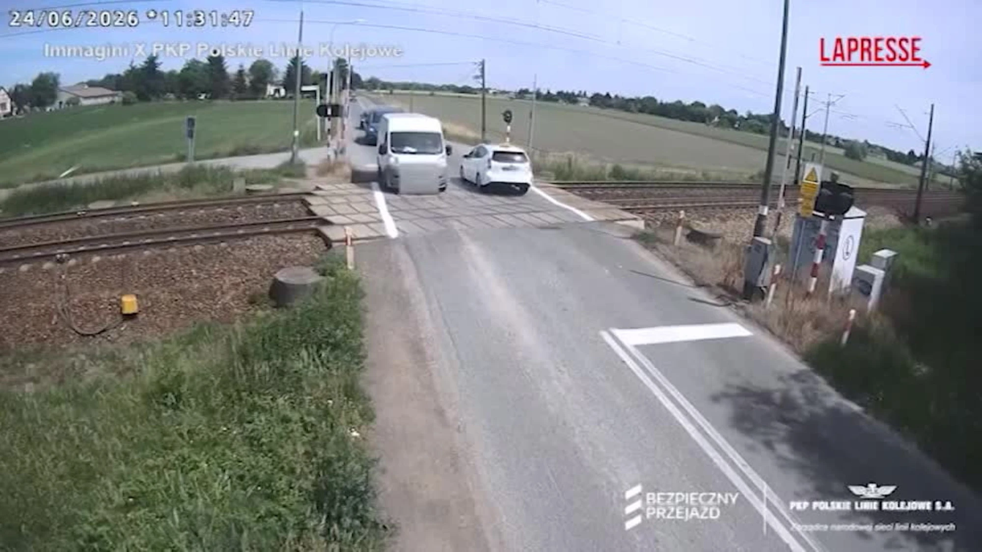 Polonia, furgone si blocca sui binari: impatto devastante