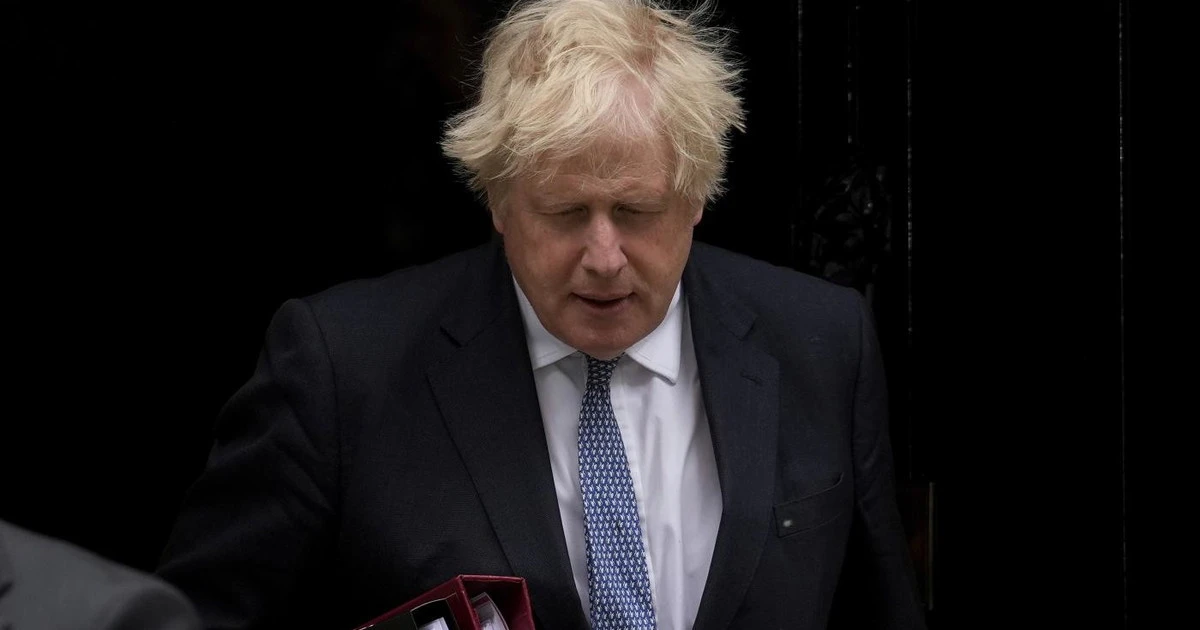 Boris Johnson umiliato e contestato, ma salvo (per ora): i numeri che potrebbero costringerlo a dimettersi