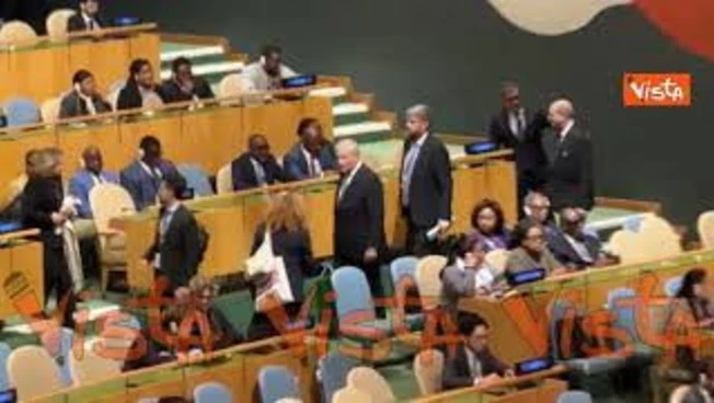 Tajani all'Assemblea Generale dell'Onu si siede in Aula con la delegazione italiana