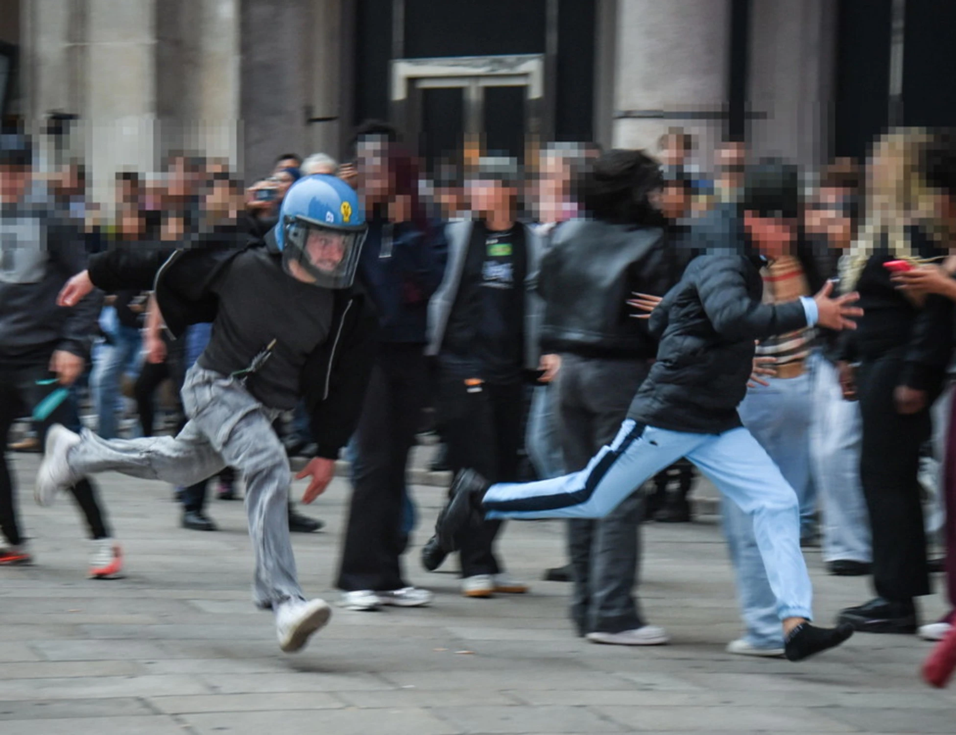 Il "Movimento 17 ottobre" dietro alla guerriglia: "Avanti fino alla caduta del governo"