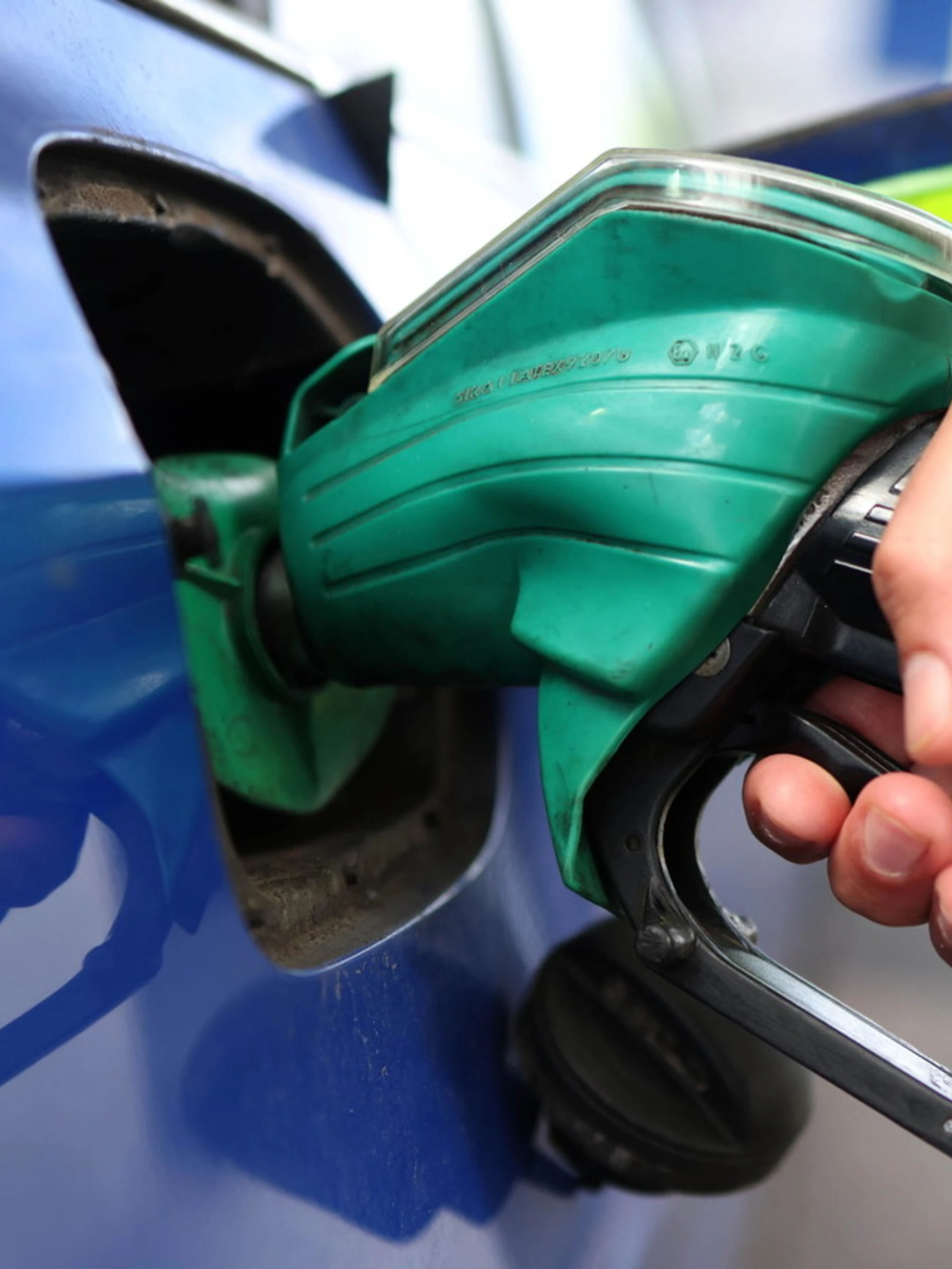 Benzina, prezzi mai così bassi dal 2021