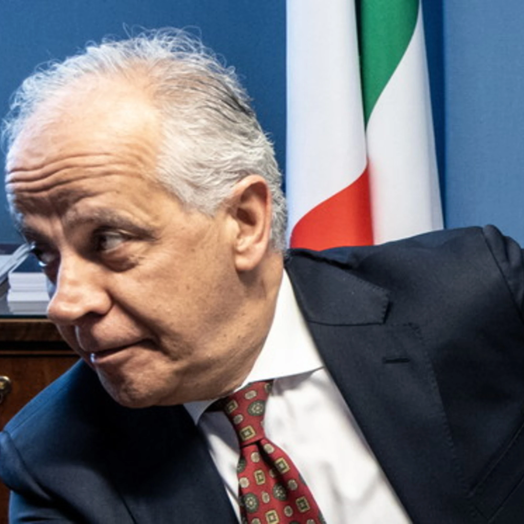 I compagni si scoprono dei bacchettoni: rivolta sinistra per i flirt di Piantedosi