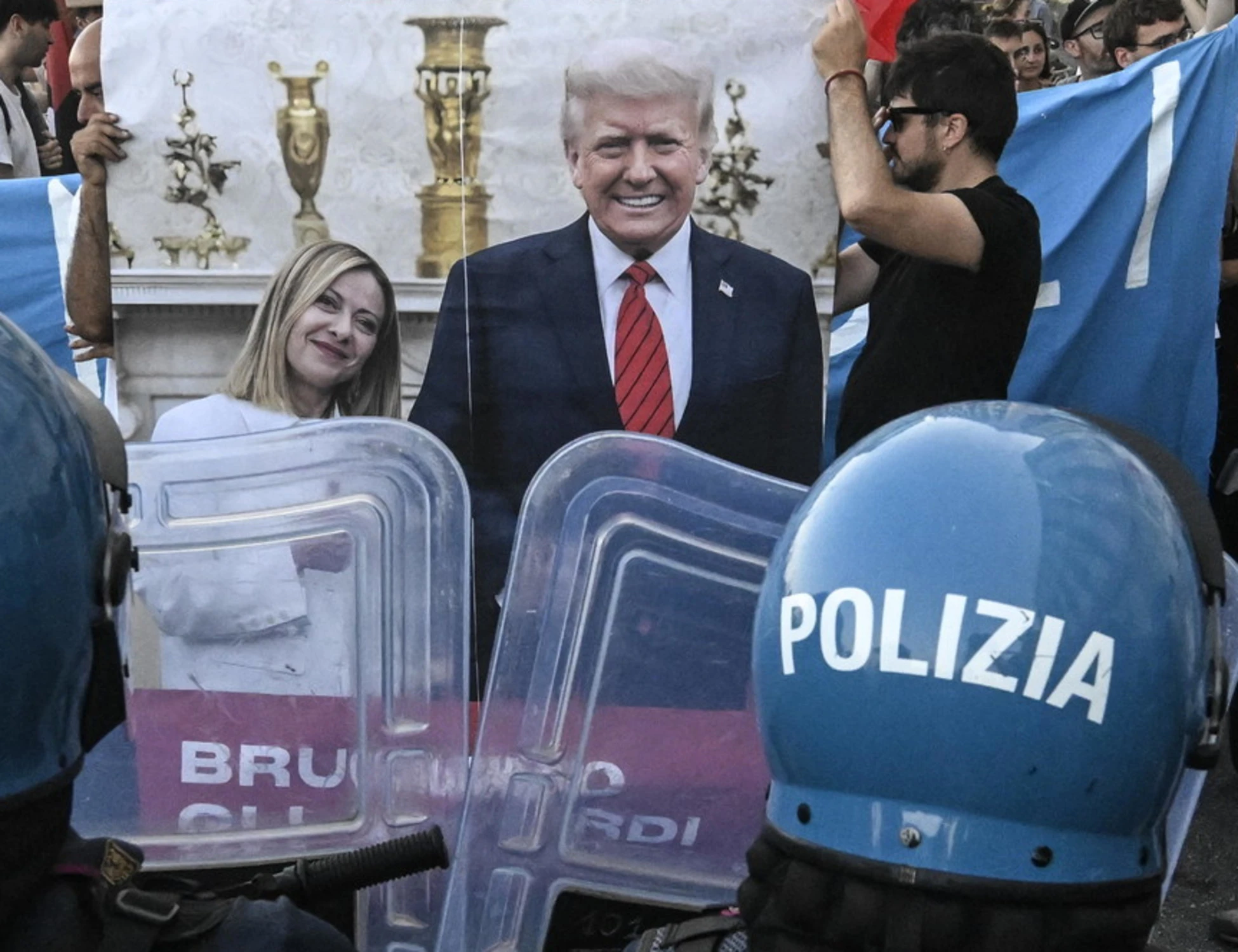 Giorgia Meloni bruciata in piazza: la follia dei pacifisti a Napoli