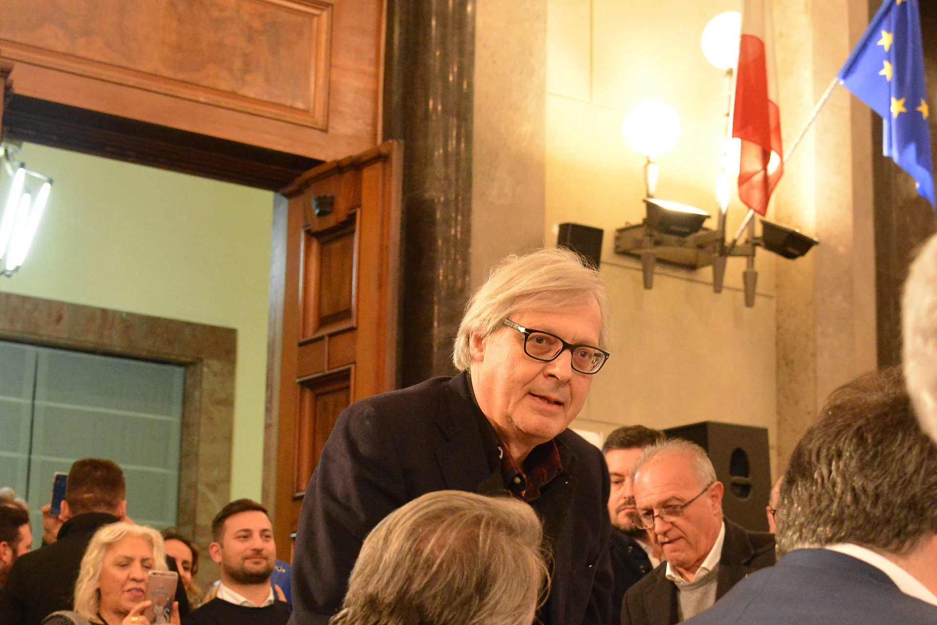 Vittorio Sgarbi sul governo: "È morto, ma a salvarlo ci pensa Sergio Mattarella"