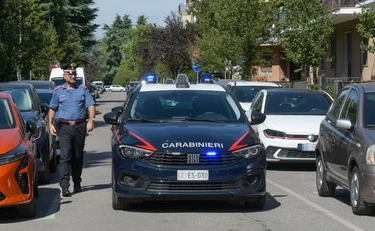 Pinerolo, colpisce una 12enne alla testa con una spranga senza motivo: chi finisce in manette