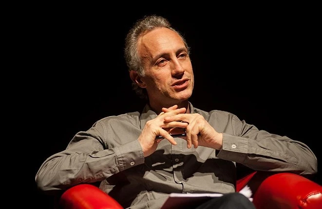 Travaglio a Servizio Pubblico: nessuno è come Berlusconi, "Bendiamoci e votiamo Pd"