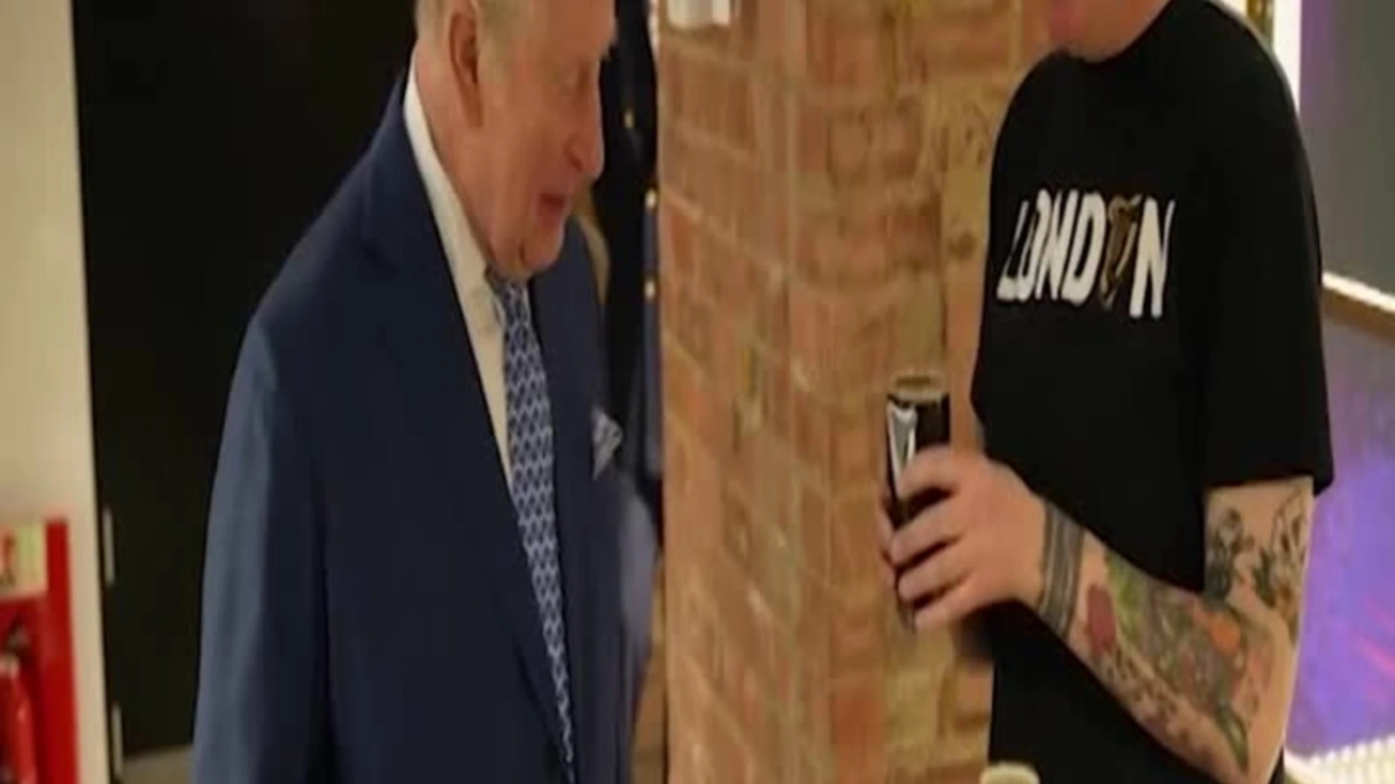 Re Carlo si improvvisa 'barista' e assaggiatore di birre