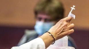 Vaccino anti-Covid in Italia, chi sono i primi 5 vaccinati: si parte il 27 dicembre allo Spallanzani di Roma