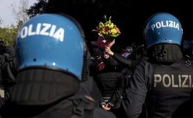 Fiori ai bombaroli? Interviene la polizia: per gli anarchici finisce male