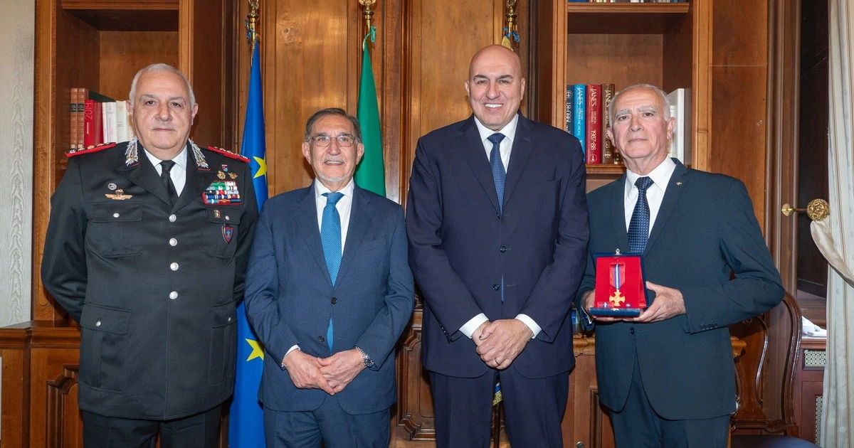 Il ministro Crosetto consegna la Croce d'Oro al merito al generale Tullio Del Sette