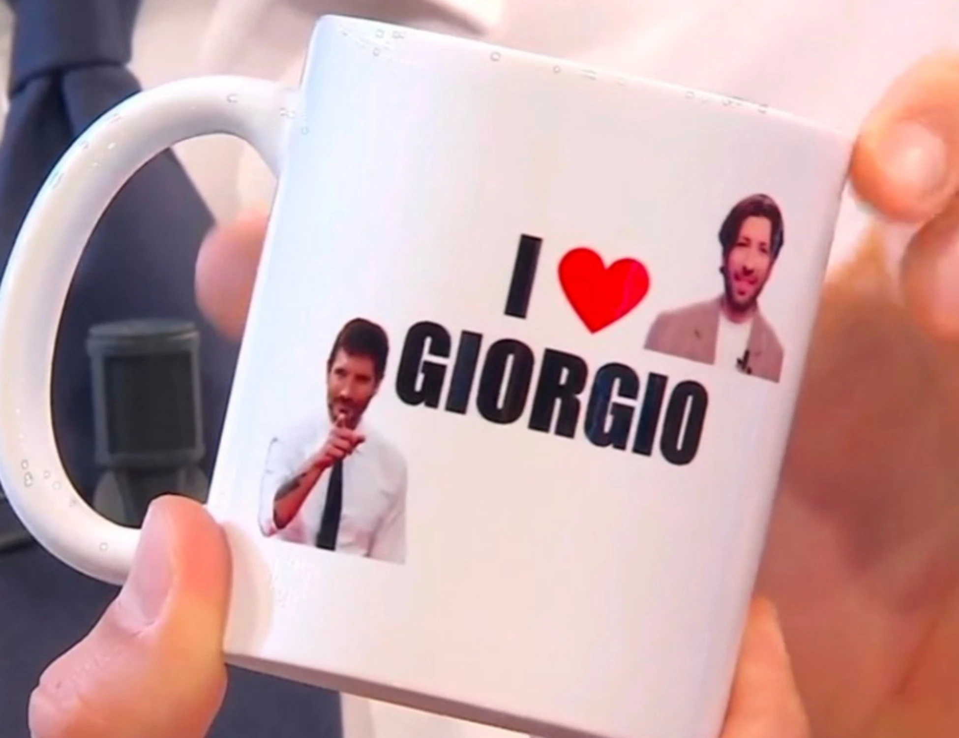 Affari tuoi, Stefano De Martino spiazza tutti: "La tazza di Giorgio"