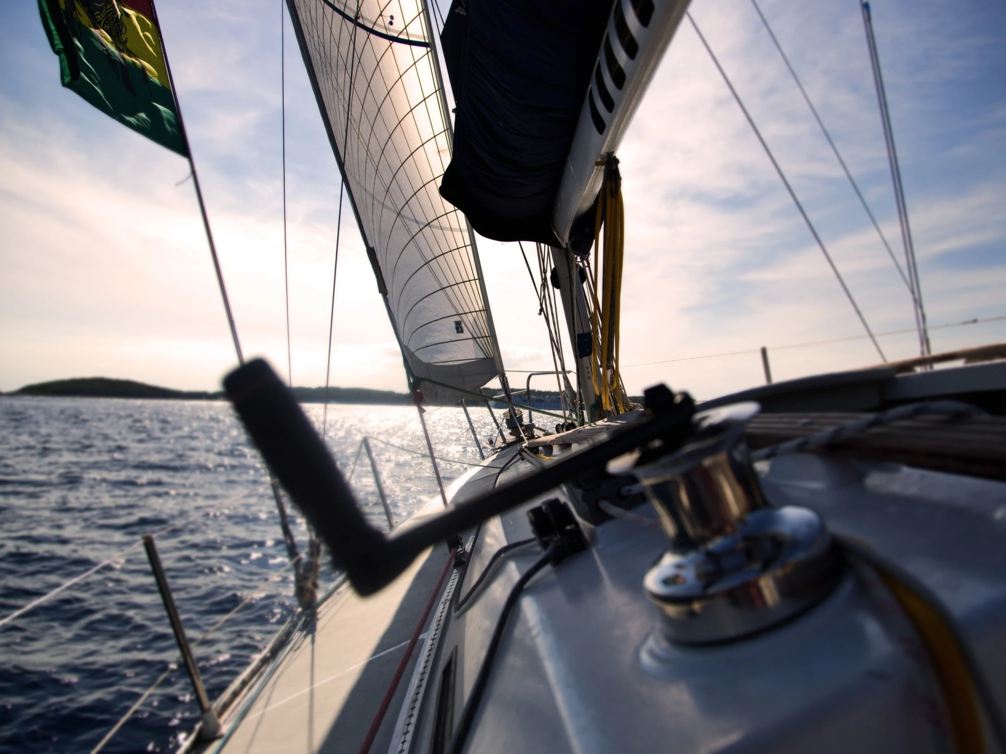 Violentate sullo yacht, skipper abusa nel sonno di due donne: arrestato