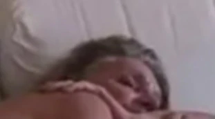 Iva Zanicchi, la foto senza vestiti sul divano: "Mi hanno hackerato il telefono"