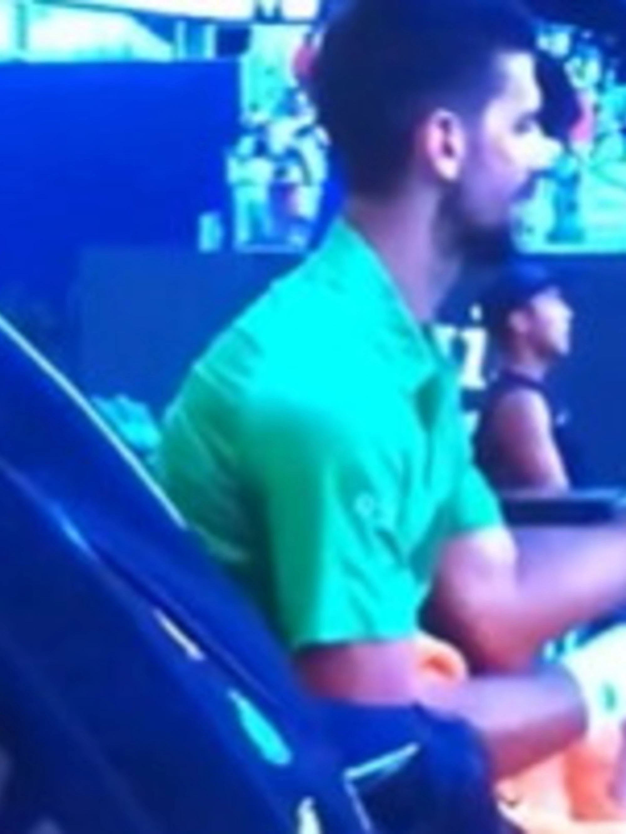 Djokovic ripreso in diretta dal coach Murray: il gesto in tribuna, grosso imbarazzo