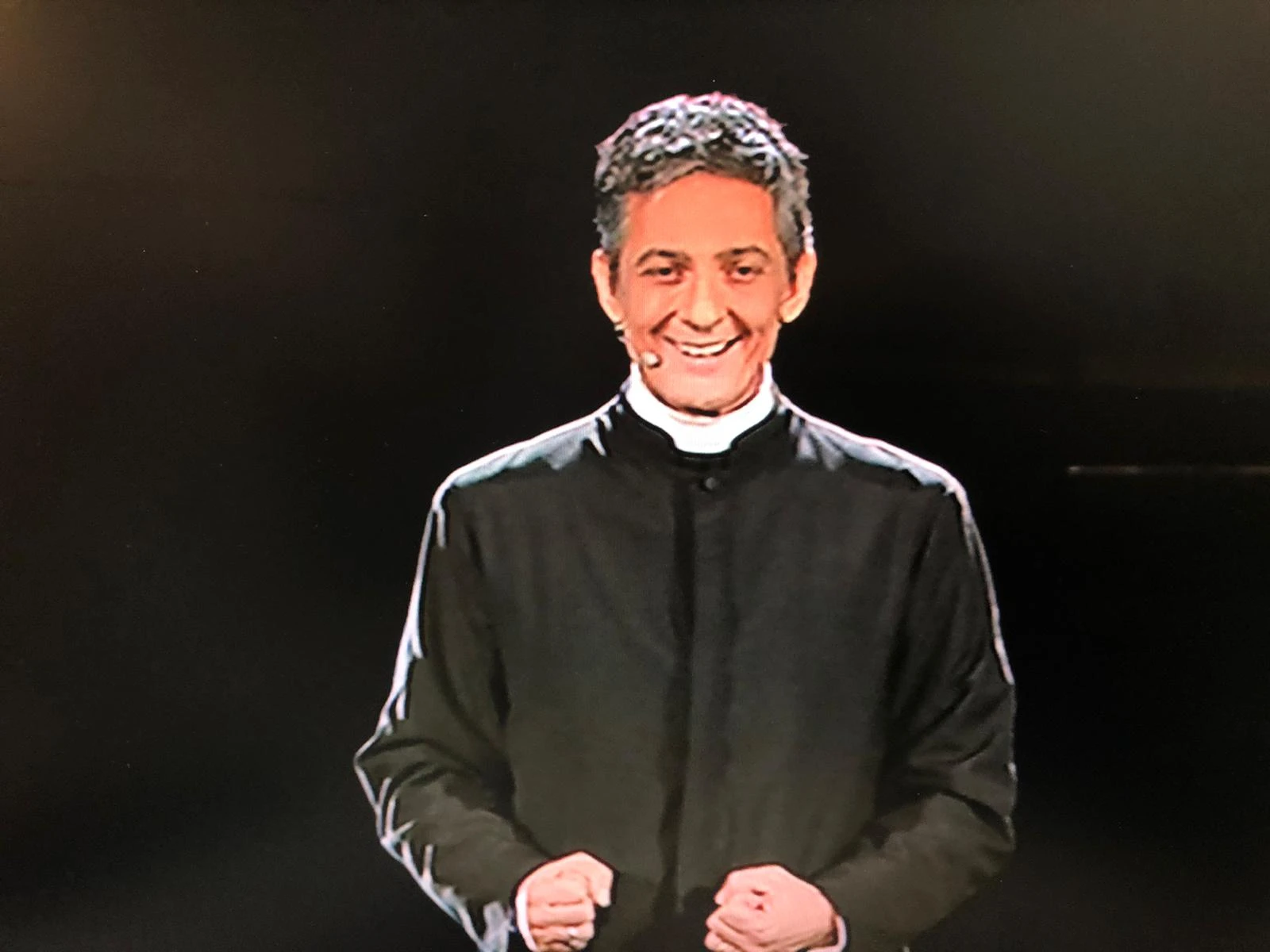 Sanremo 2020, Fiorello show vestito da prete: "L'unico Matteo che funziona in Italia". Siluro contro Salvini