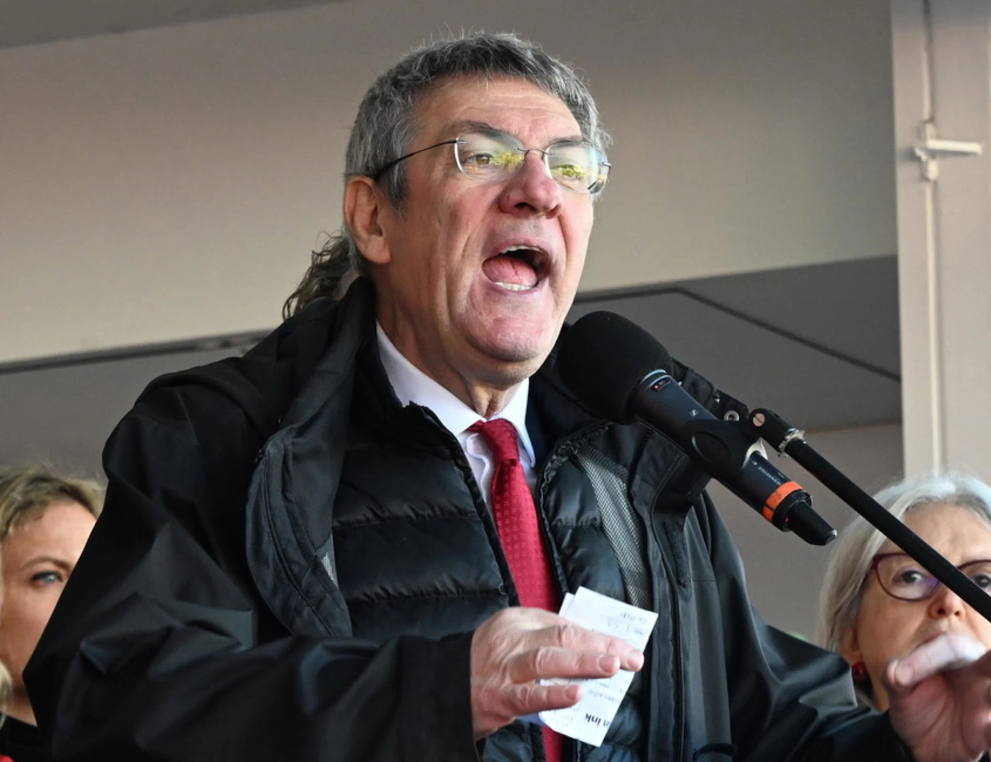 Maduro, Maurizio Landini perde la testa in piazza: "Governo supino a Trump"