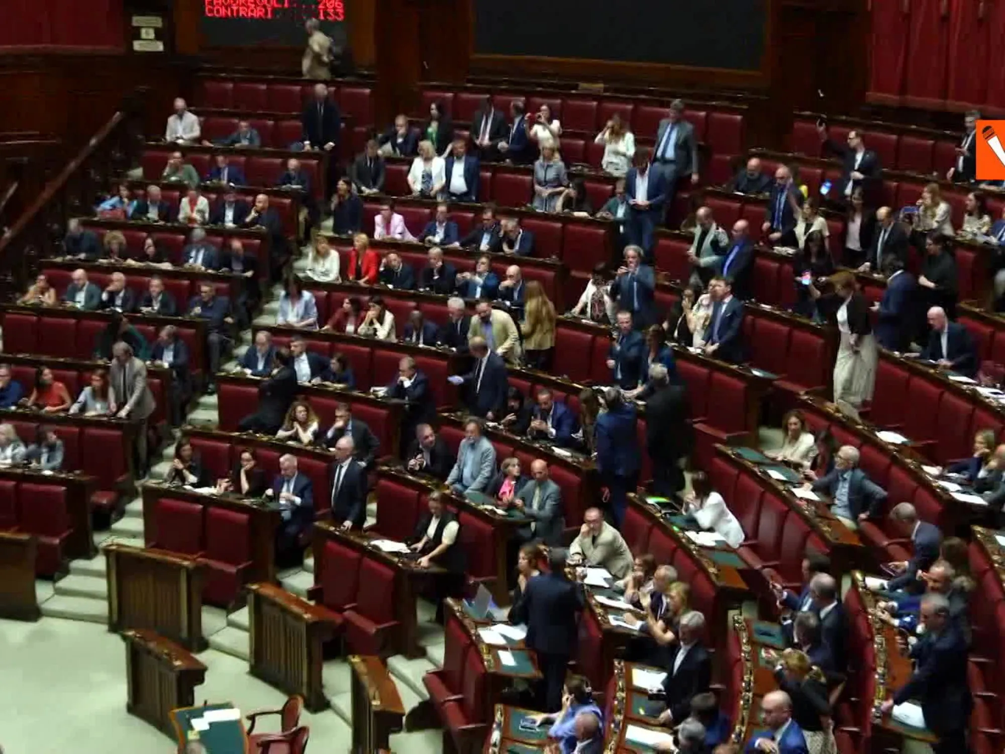 5s-show: sotto i banchi della maggioranza con i telefoni