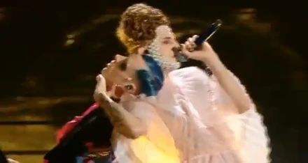 Sanremo 2020, Achille Lauro e il video del bacio che sconvolge Fiorello: "Sei talmente avanti che..."