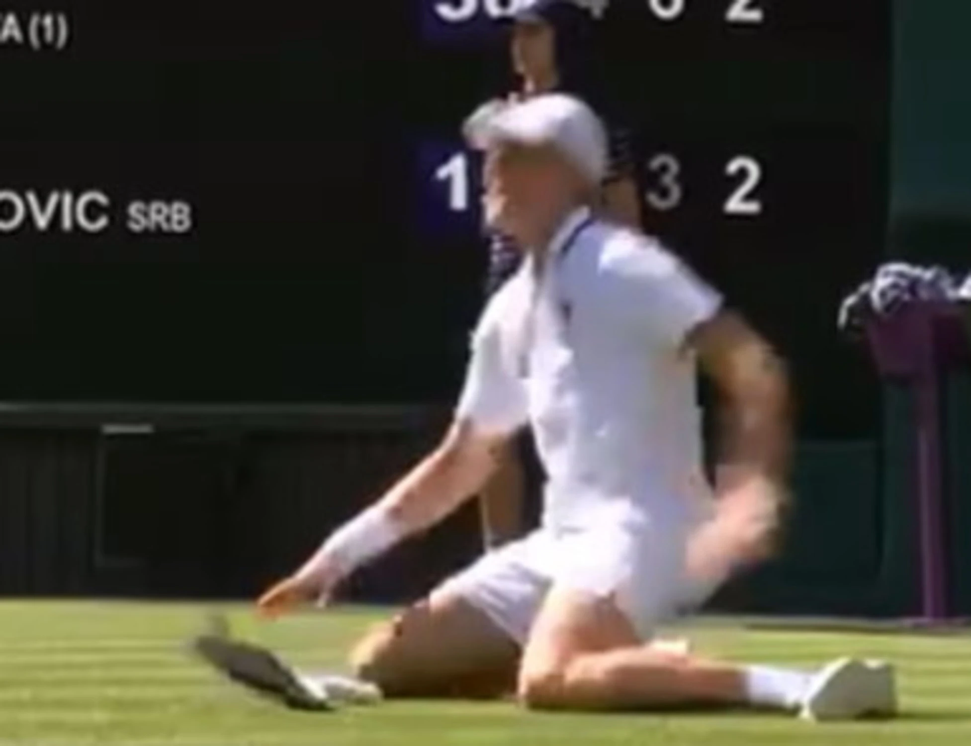 Jannik Sinner, caduta-choc a Wimbledon: gambe a compasso, l'urlo, la scarpa zuppa di sangue