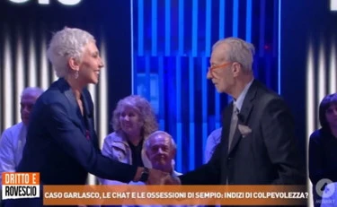 Garlasco, Vittorio Feltri si alza in piedi: la stretta di mano che commuove l'Italia