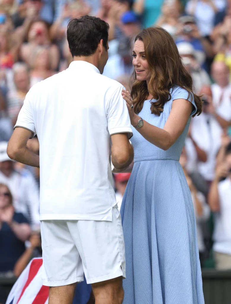 Kate Middleton, prima volta a Wimbledon e gesto clamoroso: in mezzo al campo, si lascia andare con Federer