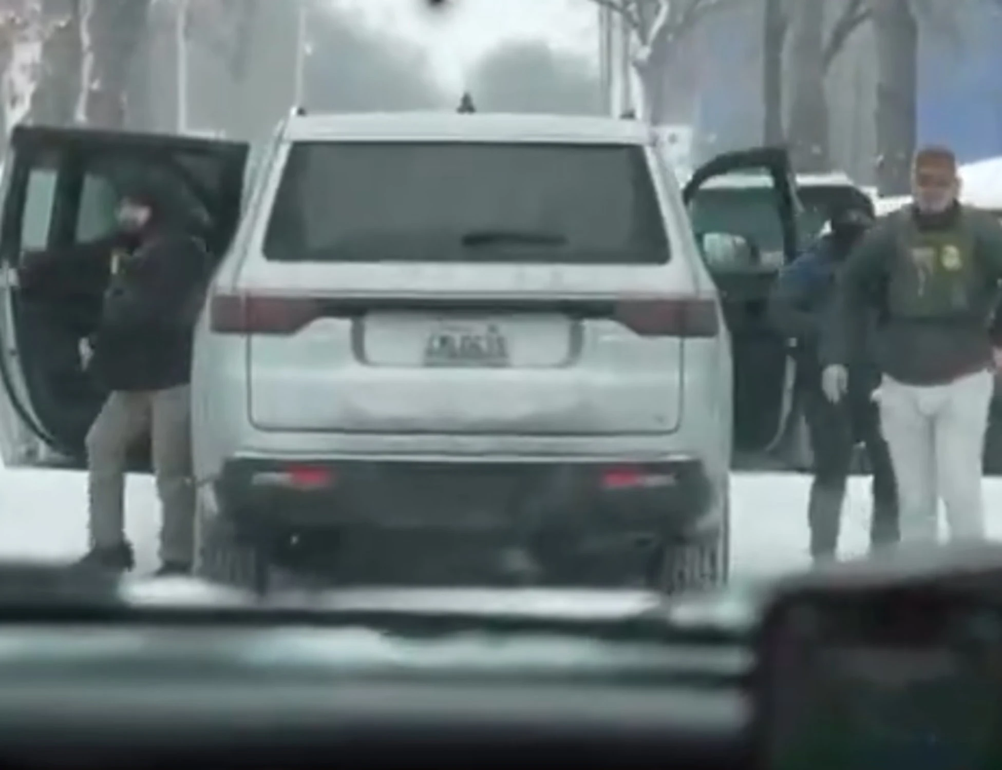 Minneapolis, troupe Rai minacciata da agenti Ice. Fratoianni insulta Meloni: "Vigliacchi"