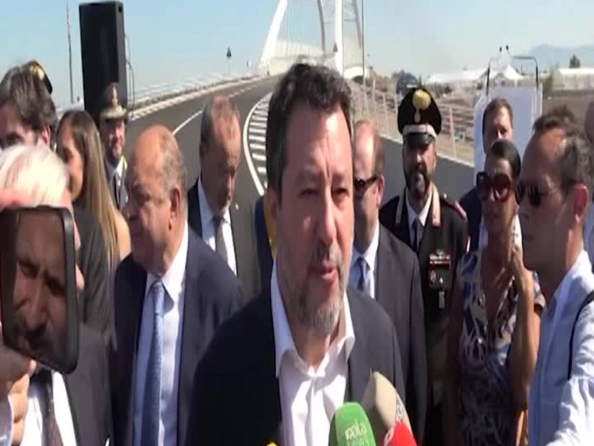 &quot;Lascia stare il bazooka&quot;: Salvini inchioda Macron