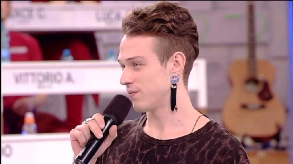 Amici di Maria De Filippi, scandalo Irama: "Fare a pugni con quel trans", lo massacrano così