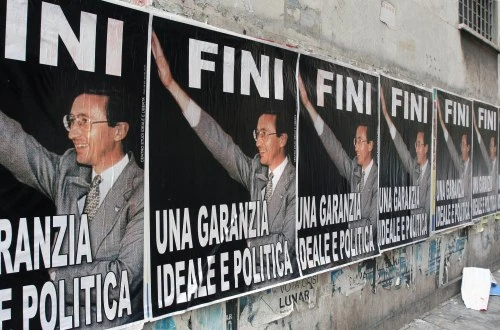 I manifesti di qualche anno fa che raffiguravano l'allora leader di An mentre fa il saluto romano