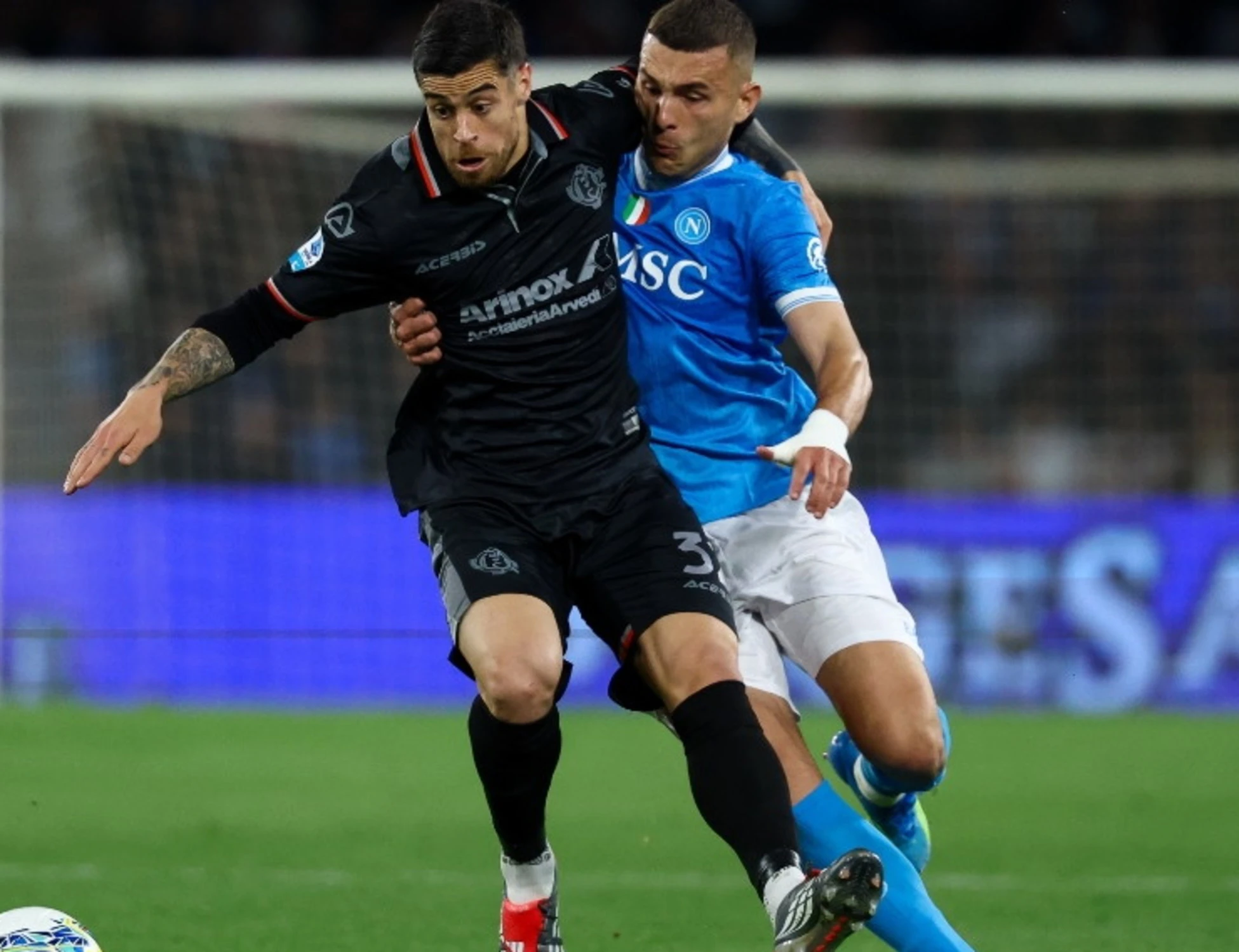 Il Napoli travolge la Cremonese 4 a 0: rimandata la festa scudetto nerazzurra