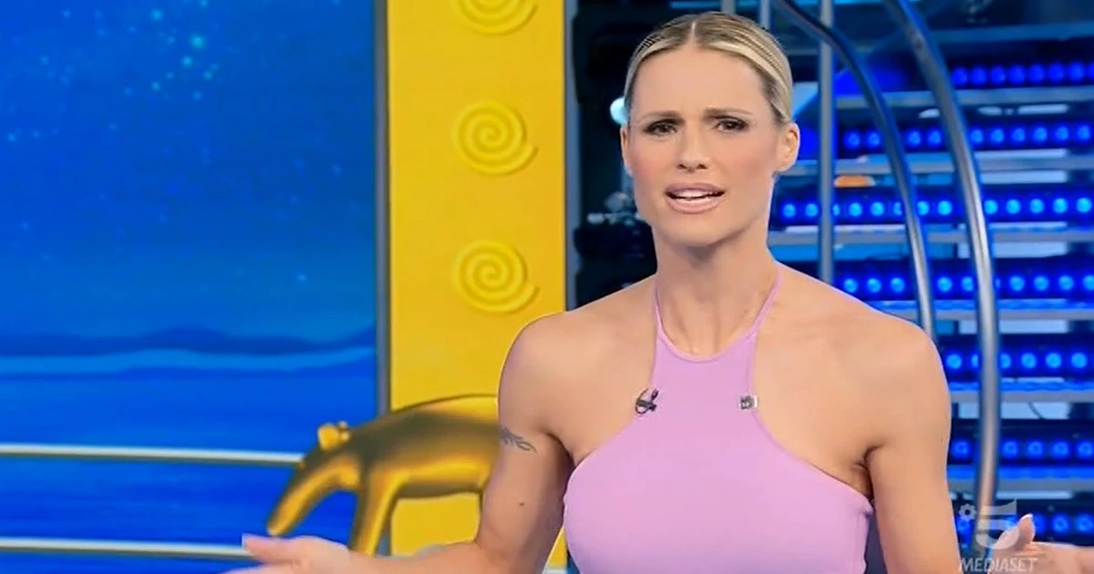 Striscia la Notizia, agguato a Michelle Hunziker: la sua foto sconcertante in prima serata