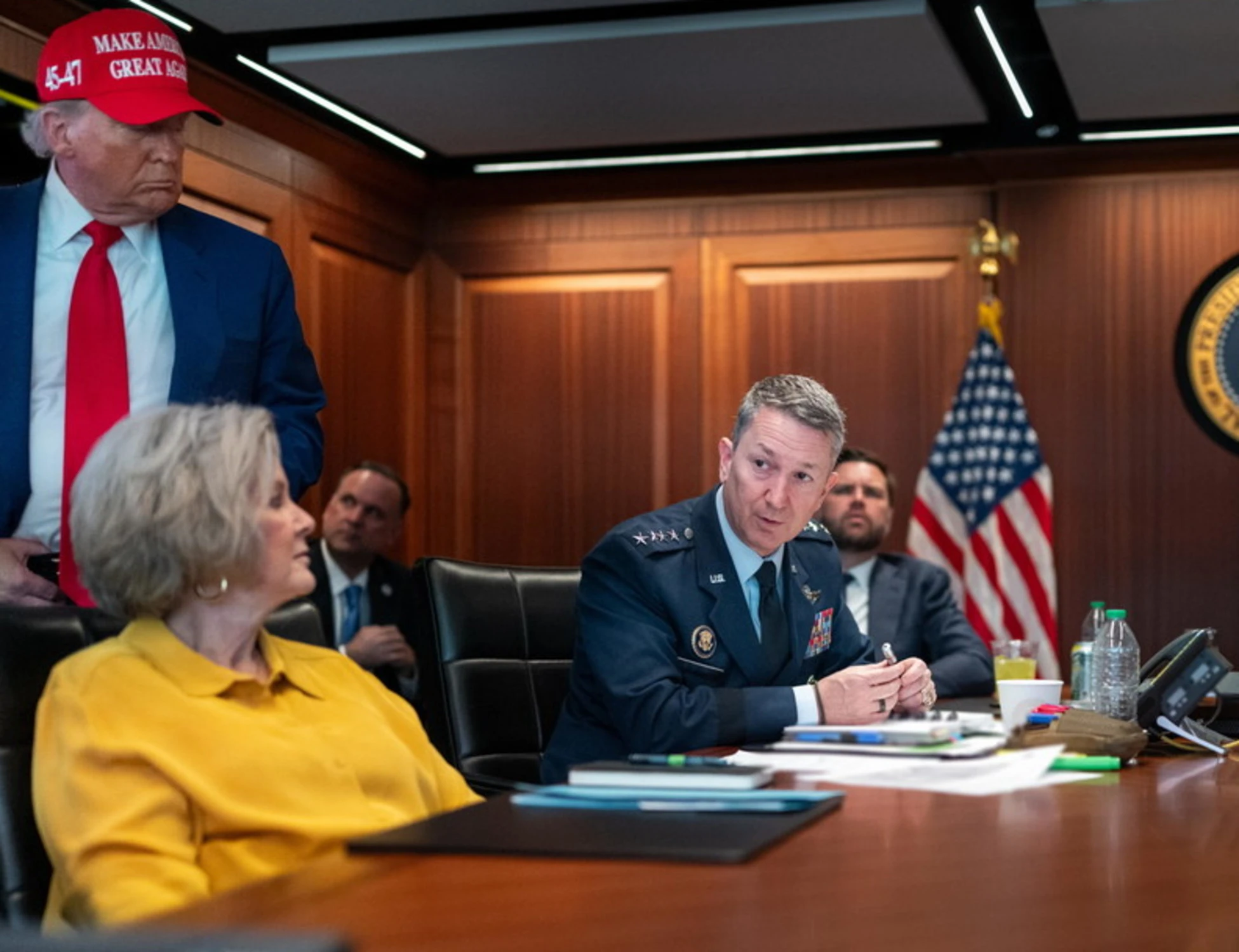 Trump, chi non c'era nella situation room: occhio a questa foto