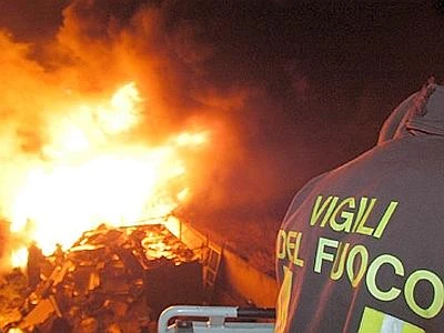 Incendio a Livorno, morto bimbo di 9 anni. In gravi condizioni il padre e il fratello