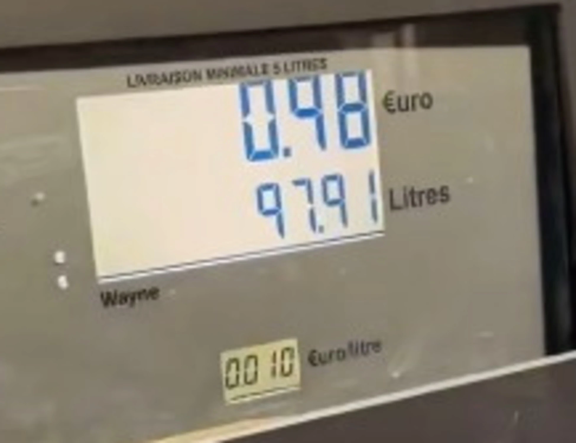 Carburante a 0,01 euro al litro per errore: benzinaio preso d'assalto