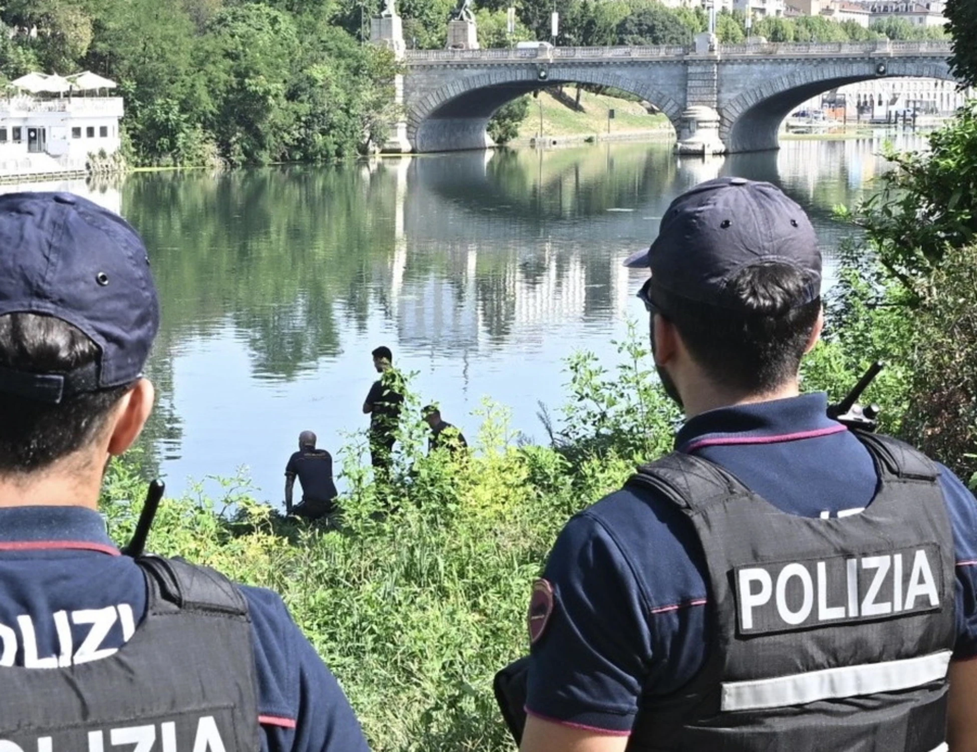 Torino, auto buca l'alt della polizia e finisce nel Po: una tragedia