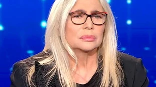 Domenica In, strazio per Mara Venier: in studio così, com'è costretta a condurre
