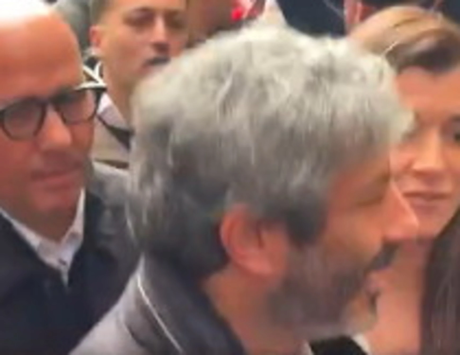 Roberto Fico contestato a Napoli: nel caos cade un consigliere