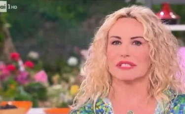 È sempre mezzogiorno, "siete impazziti?": rissa in studio dalla Clerici, finale impensabile