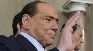 Roberto Saviano, incredibile: esalta Berlusconi per colpire la Meloni