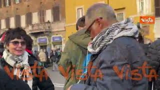 Striscione 'Gaza we are coming' alla Manifestazione No Kings a Roma