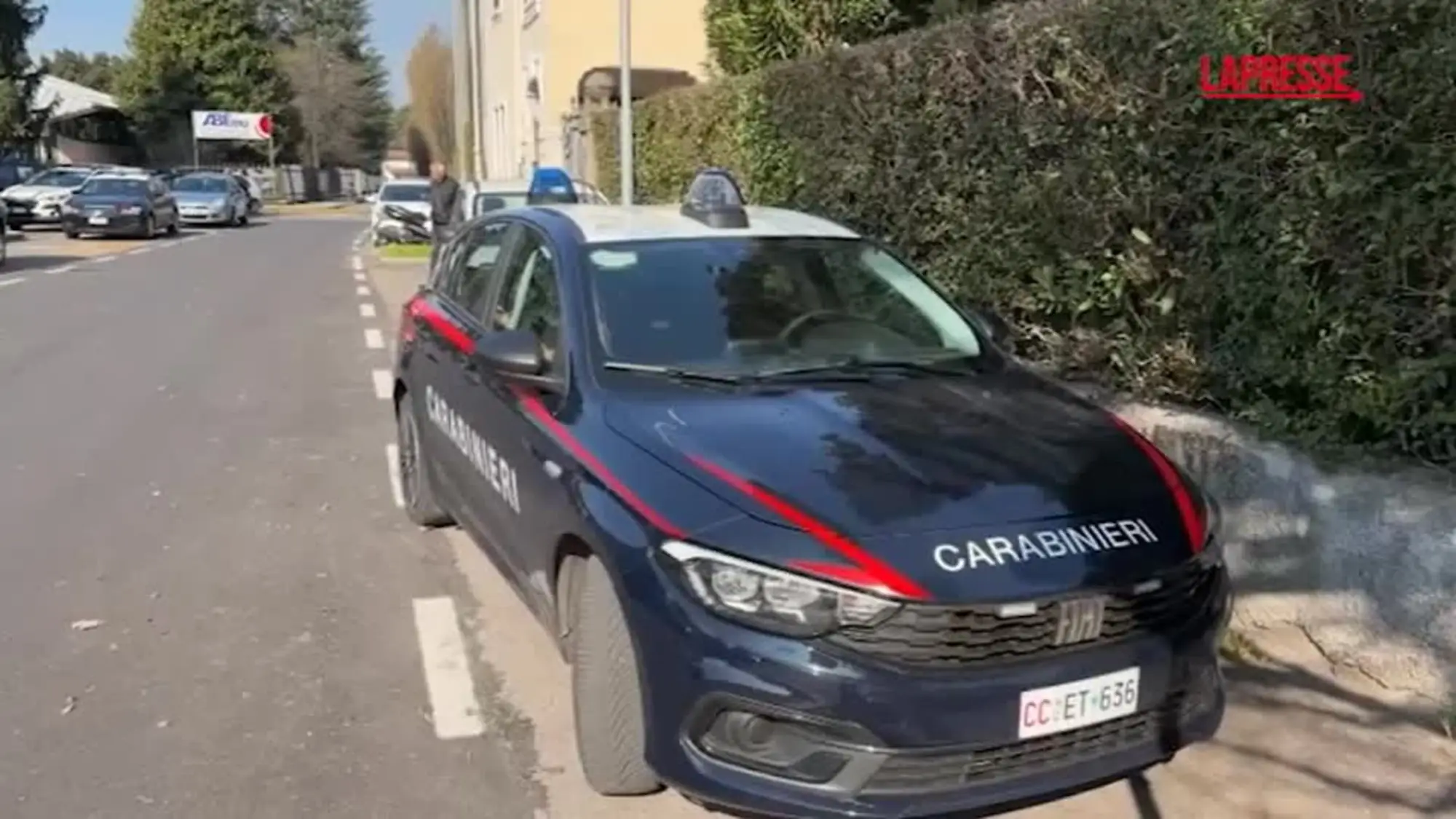 Bergamo, studente accoltella la prof fuori da scuola: le immagini dal luogo dell'aggressione