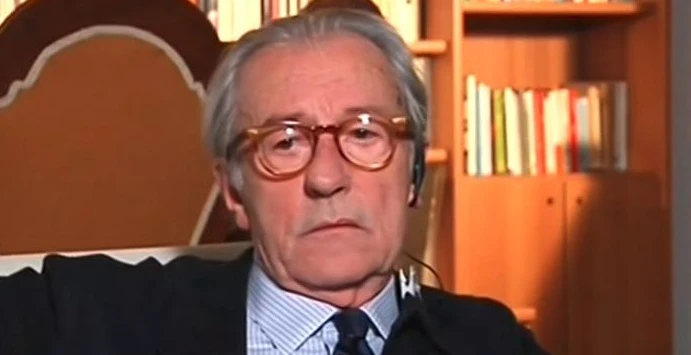 Vittorio Feltri e lo striscione contro Salvini rimosso dai pompieri: "Anche un cretino può dire ciò che vuole"