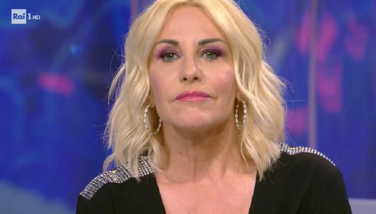 Antonella Clerici, lo strano messaggio alla Rai: &quot;Io sono a disposizione. Ma...&quot;