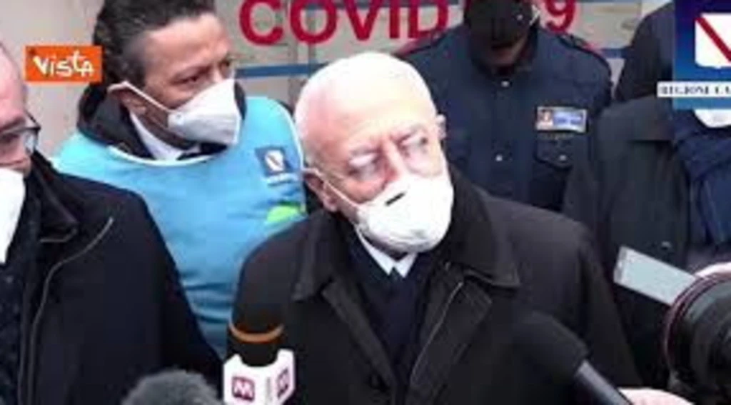 Vincenzo De Luca, "finite le dosi". Campania, sospesa la campagna di vaccinazione