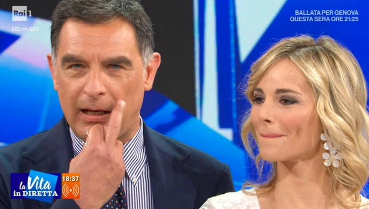 La vita in diretta, Tiberio Timperi fa un gestaccio mentre nominano la collega, sconcerto in diretta / Guarda